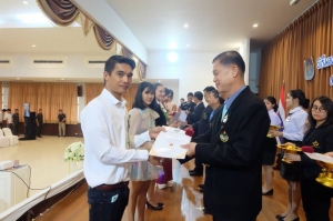 เหล่าดาราจิตอาสา เข้ารับเข็มที่ระลึกผู้ประกอบคุณงามความดี