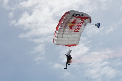 Red Bull ชวนปลดอะดรีนาลีนให้พลุ่งพล่าน ผ่านเอ๊กซ์ตรีมสปอร์ต นำสองนักเหินเวหาระดับโลก โชว์สกายไดฟ์บนอากาศ